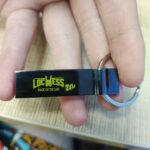 Clé USB métallique personnalisée avec logo et texte porte clé goodies cadeau professionnel dans main Jonaweb