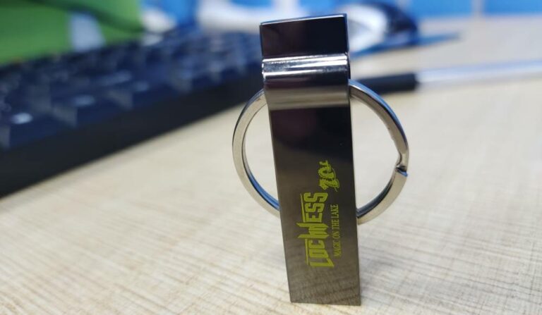 Clé USB métallique personnalisée avec logo et texte porte clé goodies cadeau professionnel Jonaweb